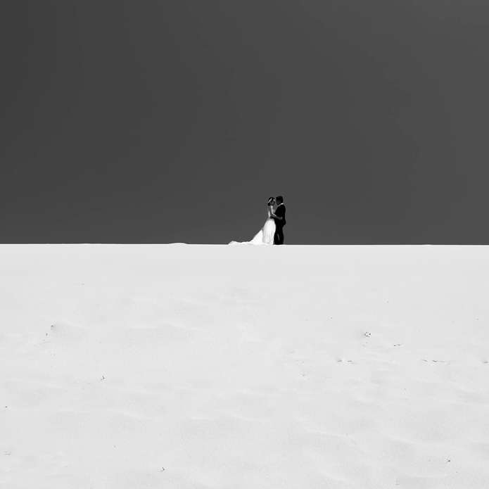 osoba chodząca po zaśnieżonym polu puzzle przesuwne online