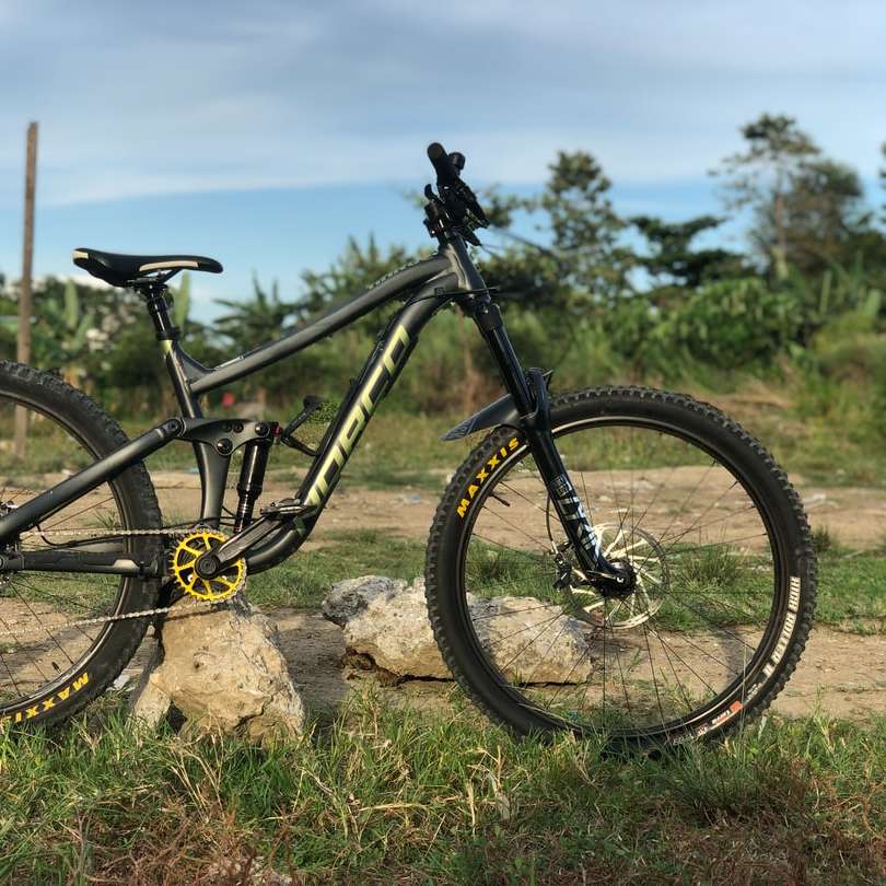 fekete és sárga mountain bike barna sziklán nappal csúszó puzzle online