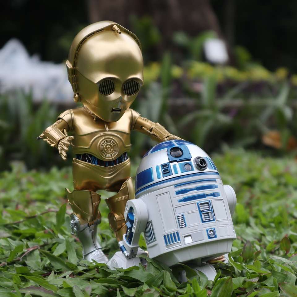 biało-niebieska zabawka robot na zielonej trawie w ciągu dnia puzzle przesuwne online