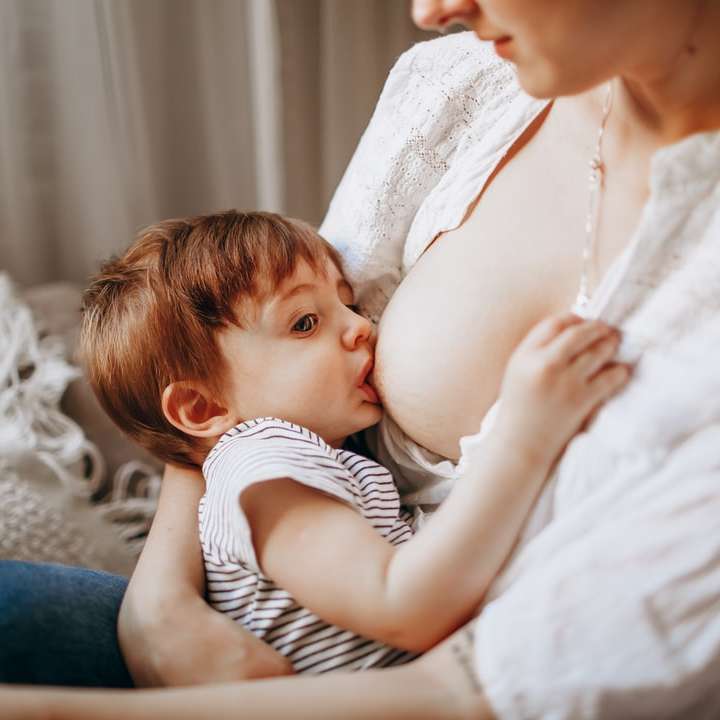 kvinna i vit linne bär baby glidande pussel online