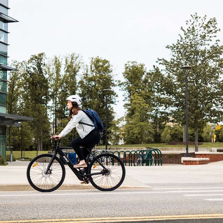 мъж в бяла риза, каране на велосипед по пътя през деня онлайн пъзел