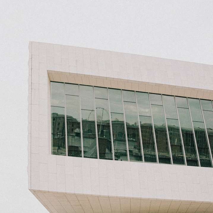 vit betongbyggnad med glasfönster glidande pussel online