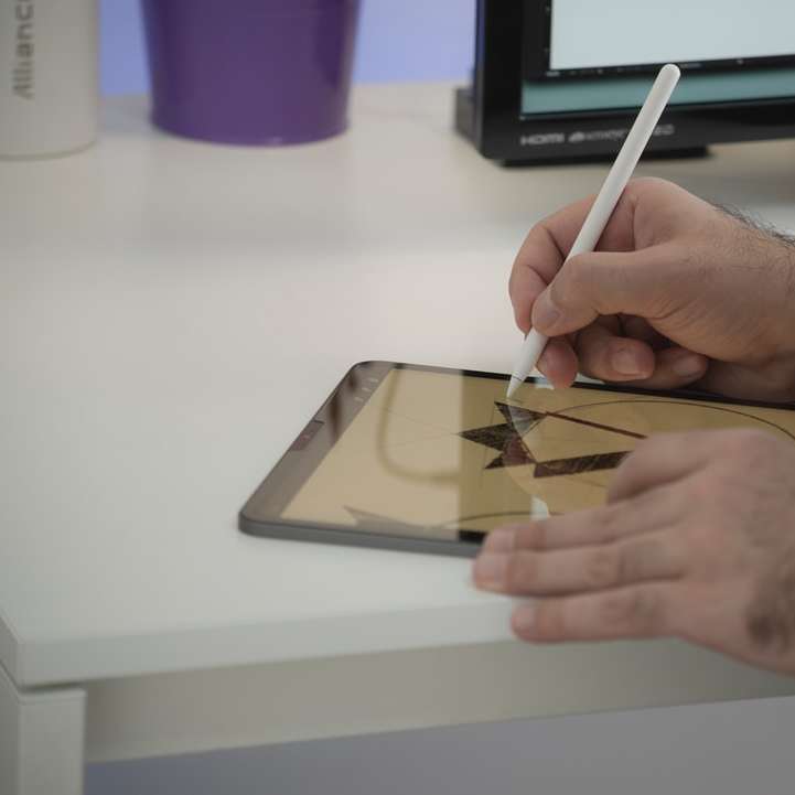 πρόσωπο που κρατά λευκό στυλό που γράφει σε λευκό χαρτί online παζλ
