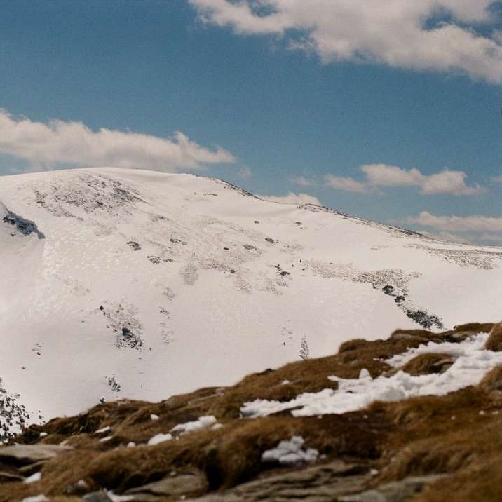 montanha coberta de neve sob céu azul durante o dia puzzle deslizante online