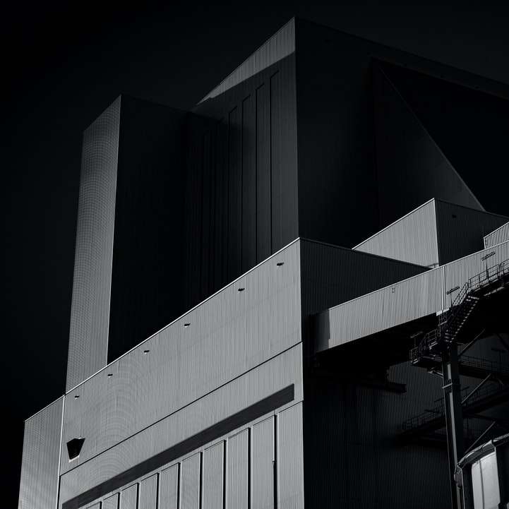 grijswaardenfoto van gebouw 's nachts schuifpuzzel online