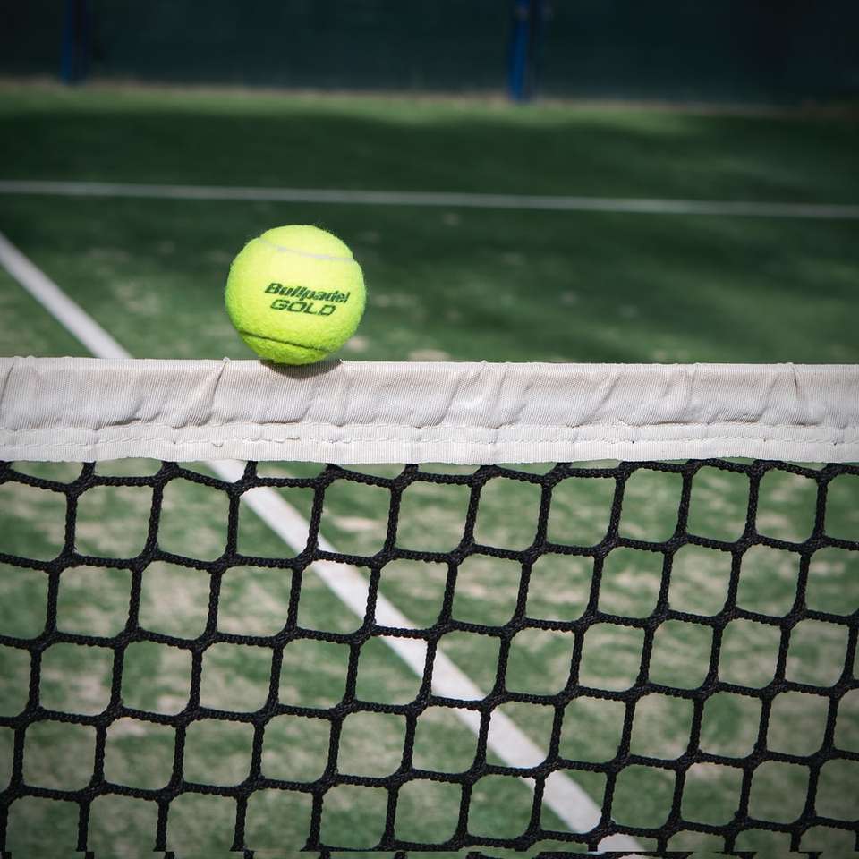 желтый теннисный мяч на теннисном корте онлайн-пазл
