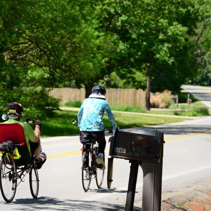 oameni mergând cu bicicleta pe drum în timpul zilei alunecare puzzle online