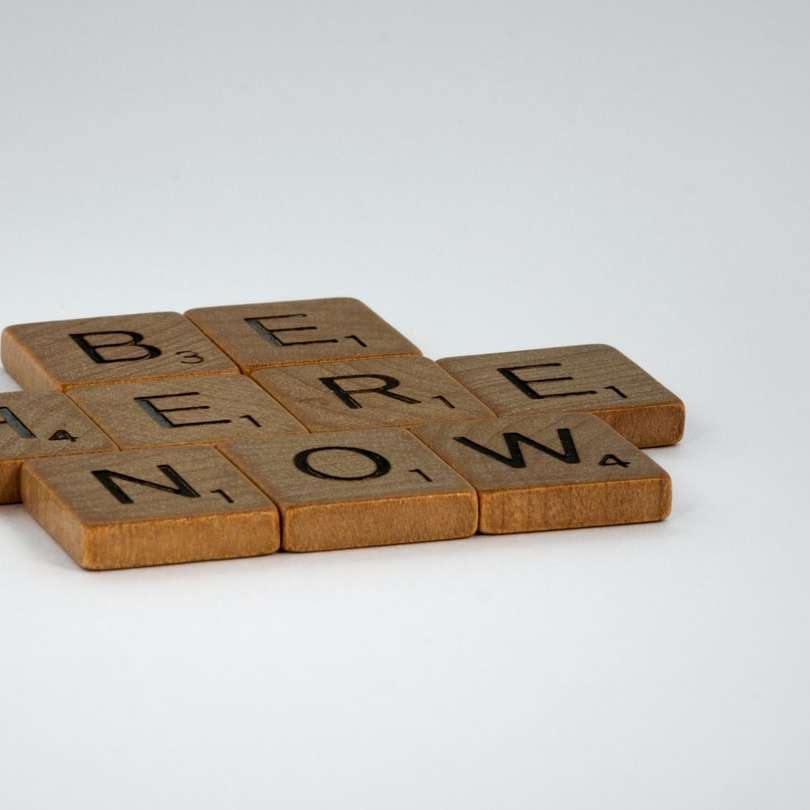 blocchi di legno marroni su superficie bianca puzzle scorrevole online