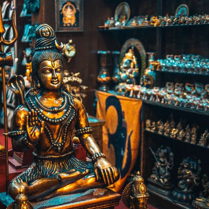 estatueta de ouro de Buda em mesa de madeira marrom puzzle online