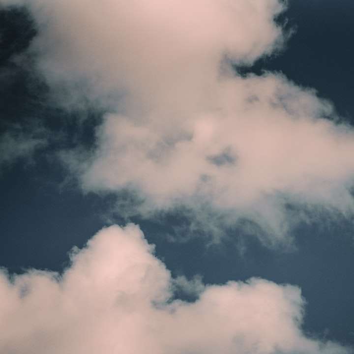 nori albi și cer albastru puzzle online