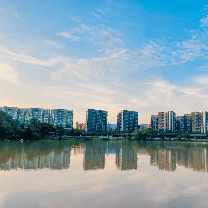 panorama města přes vodní plochu posuvné puzzle online
