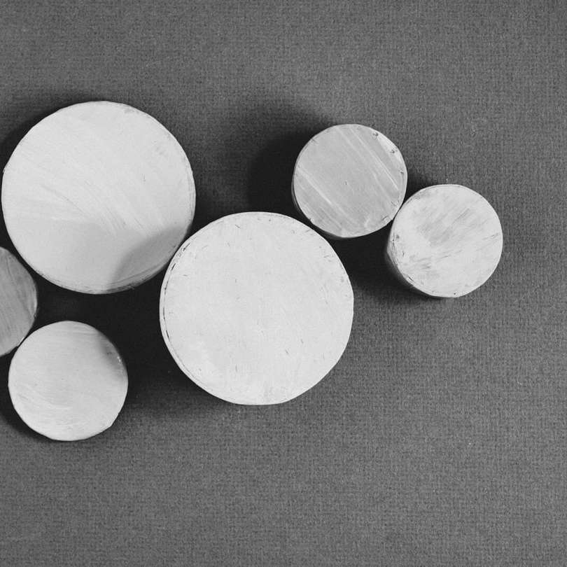 biały okrągły ornament na szarej powierzchni puzzle online