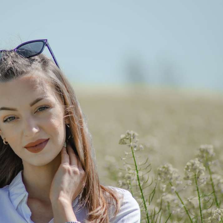 Frau im weißen Hemd mit schwarzer Sonnenbrille Schiebepuzzle online