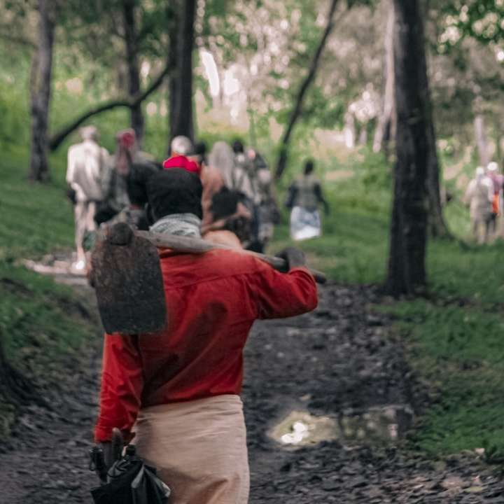 茶色のジャケットの女性を運ぶ赤いジャケットの男 スライディングパズル・オンライン