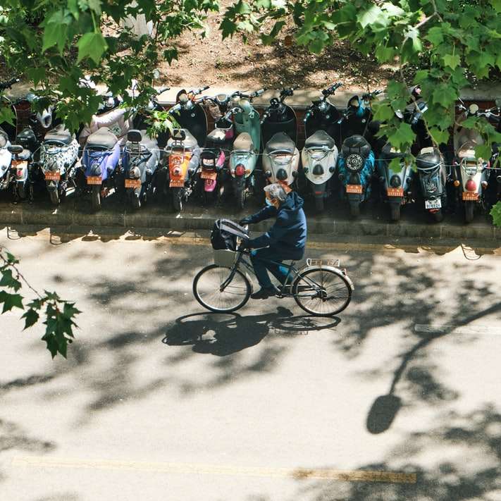 άτομα που κάνουν ποδήλατα στο δρόμο κατά τη διάρκεια της ημέρας συρόμενο παζλ online