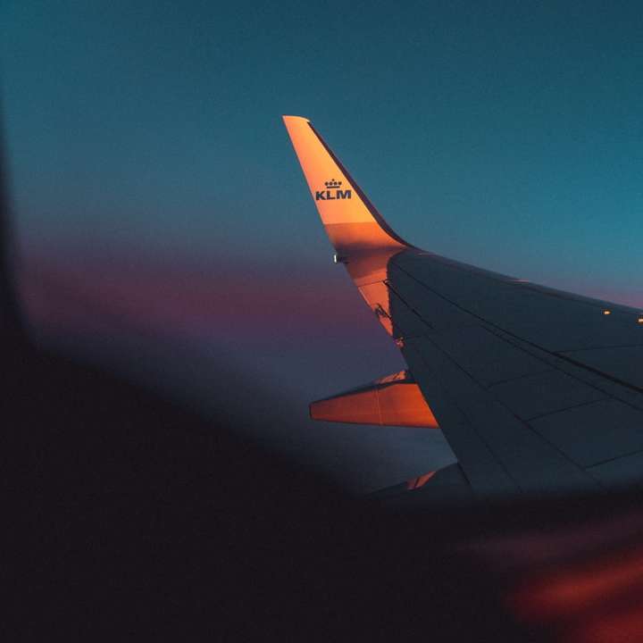 крило на самолета под синьо небе през деня плъзгащ се пъзел онлайн