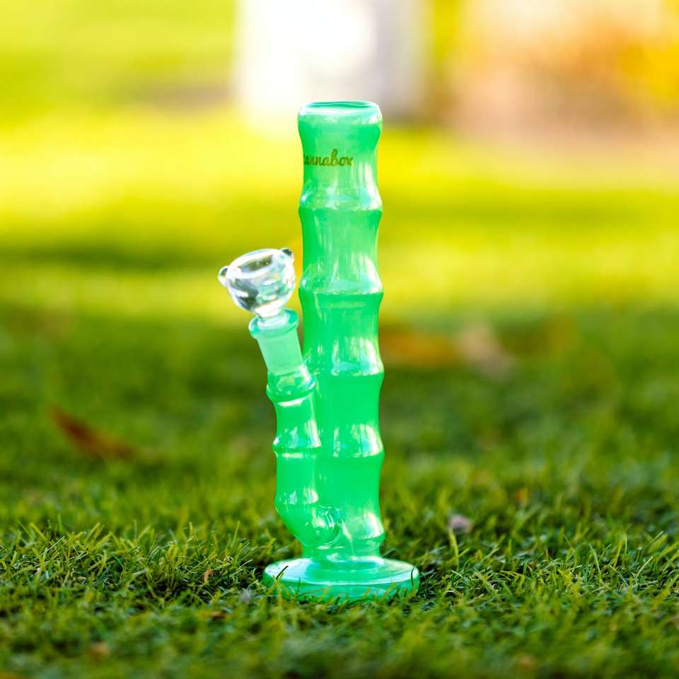 прозора пластикова пляшка на зеленій траві вдень розсувний пазл онлайн