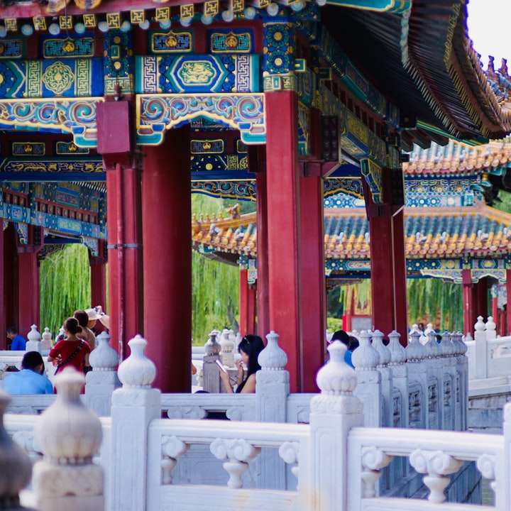 bruine en groene tempel overdag schuifpuzzel online