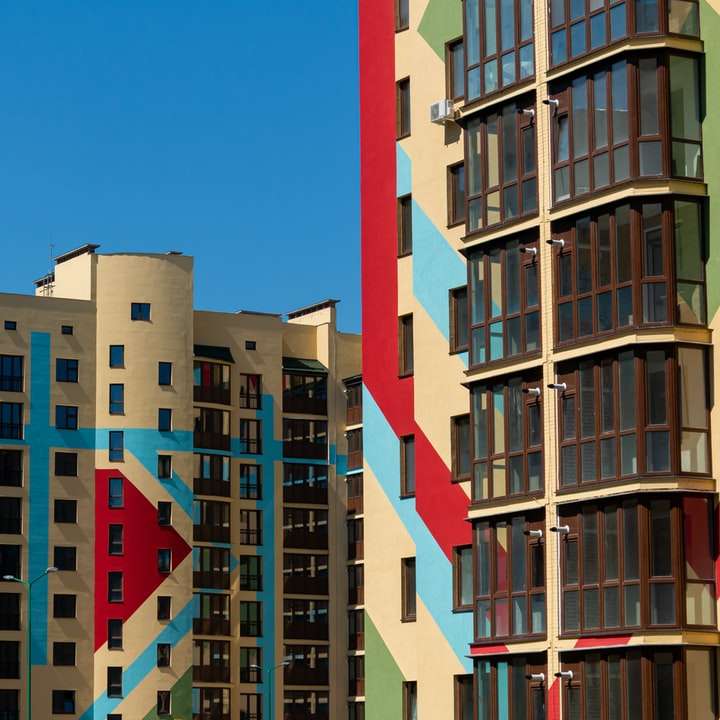 biały czerwony i zielony betonowy budynek pod błękitnym niebem puzzle online