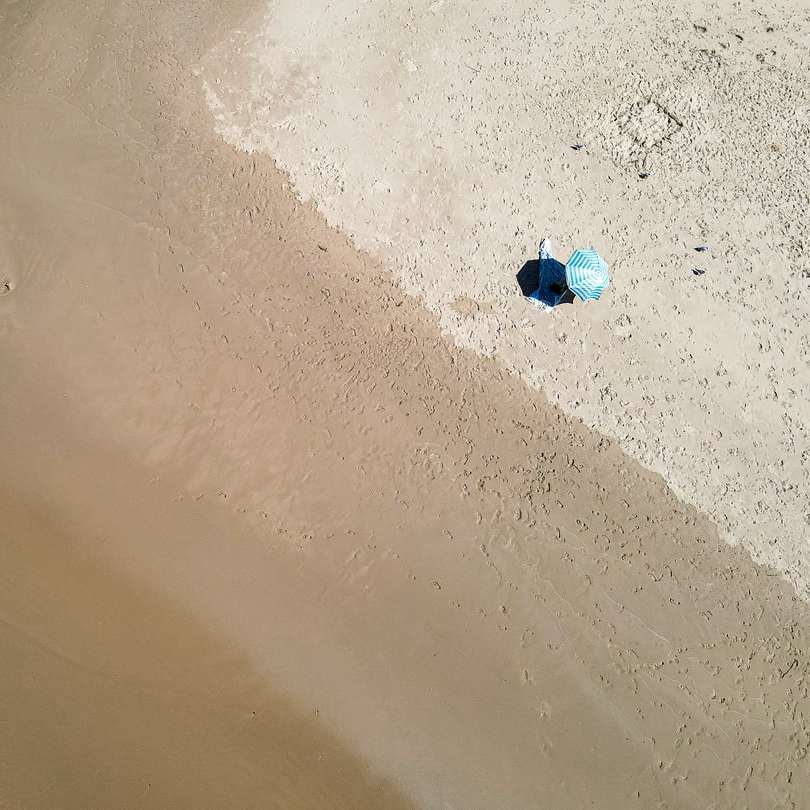 εναέρια άποψη της παραλίας με λευκή άμμο κατά τη διάρκεια της ημέρας online παζλ