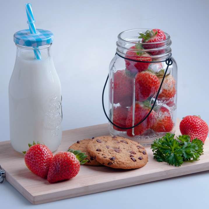 φράουλες και μπλε άχυρο σε διαφανές γυάλινο βάζο online παζλ