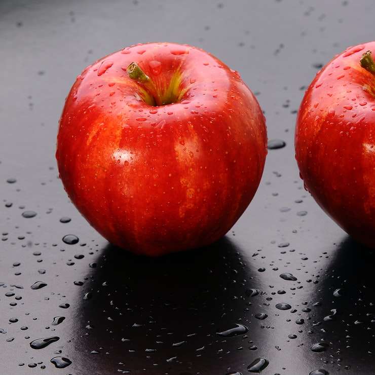 2 czerwone jabłka na czarnej powierzchni puzzle online