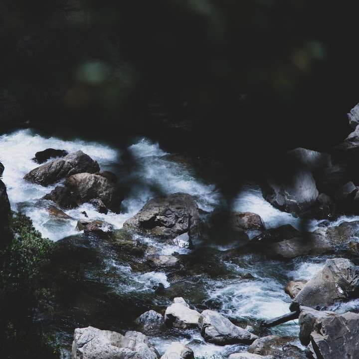 vatten som rinner på stenar i floden glidande pussel online