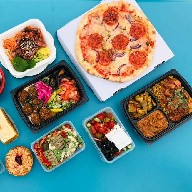 pizza na białych ceramicznych talerzach puzzle przesuwne online