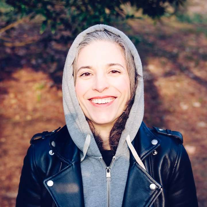 Frau lächelt in der Nähe von Baum Schiebepuzzle online