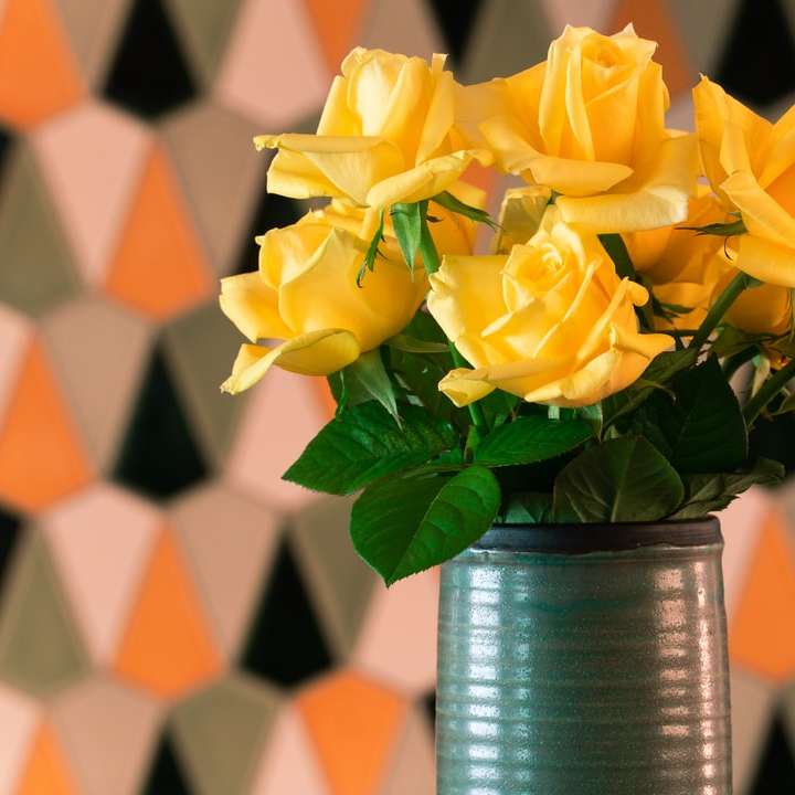 κίτρινα τριαντάφυλλα σε κουβά από ανοξείδωτο χάλυβα συρόμενο παζλ online