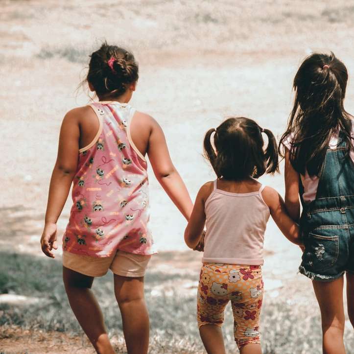 три девушки держат друг друга за руки онлайн-пазл