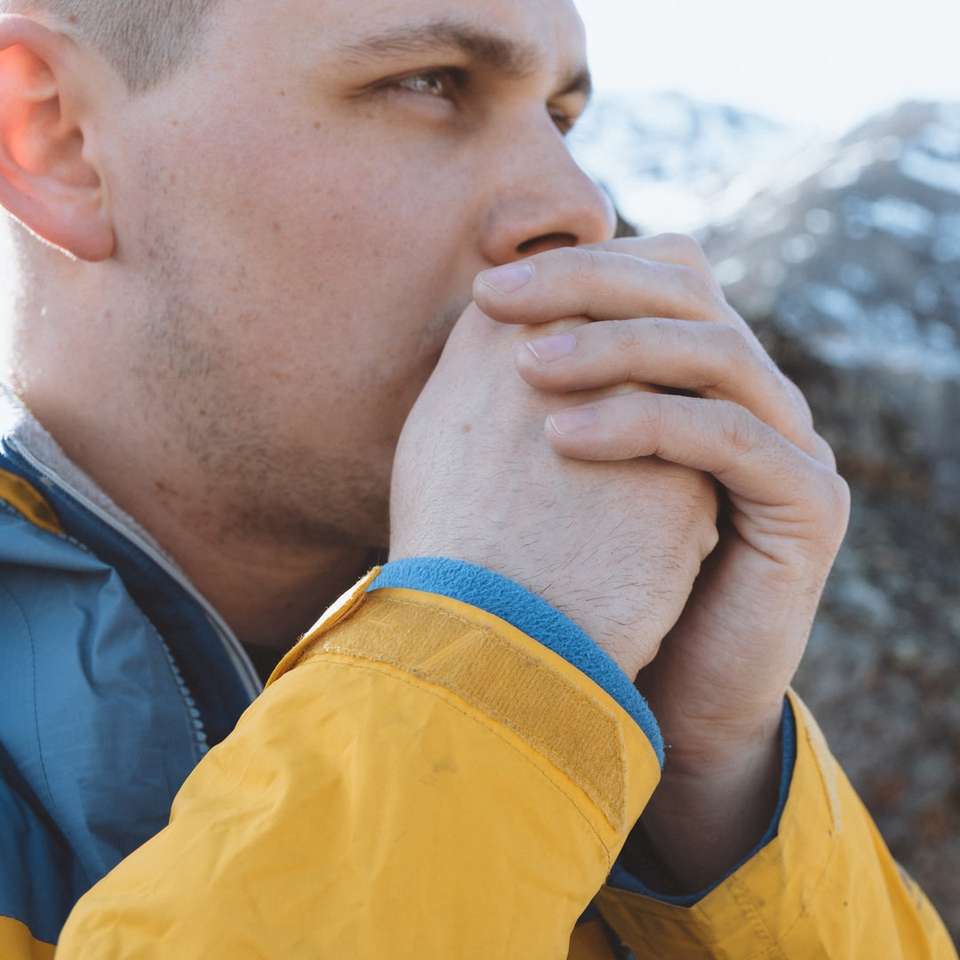 мъж, който държи устата си плъзгащ се пъзел онлайн