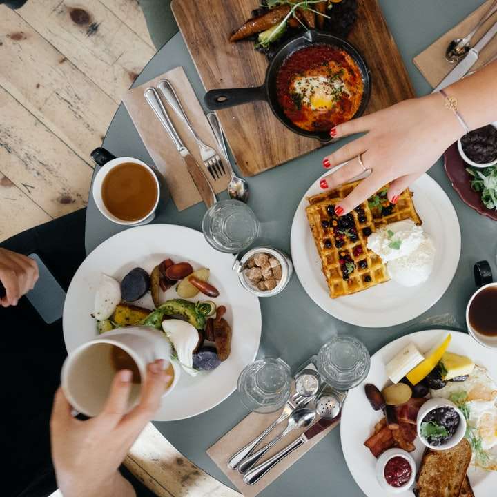 灰色のテーブルの上にさまざまな食べ物 オンラインパズル
