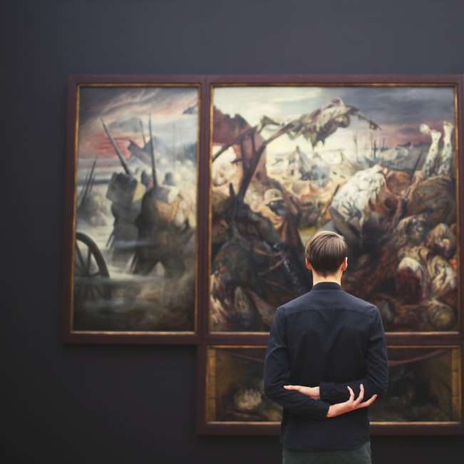 мъж с ръце на гърба, гледащ картина, монтирана на стената онлайн пъзел