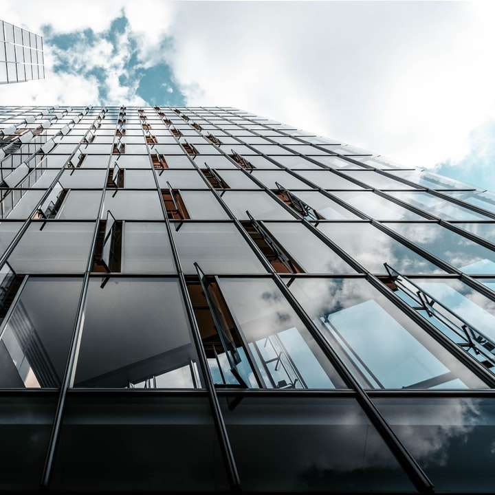 Снимка с нисък ъгъл на сграда със стъклена завеса плъзгащ се пъзел онлайн
