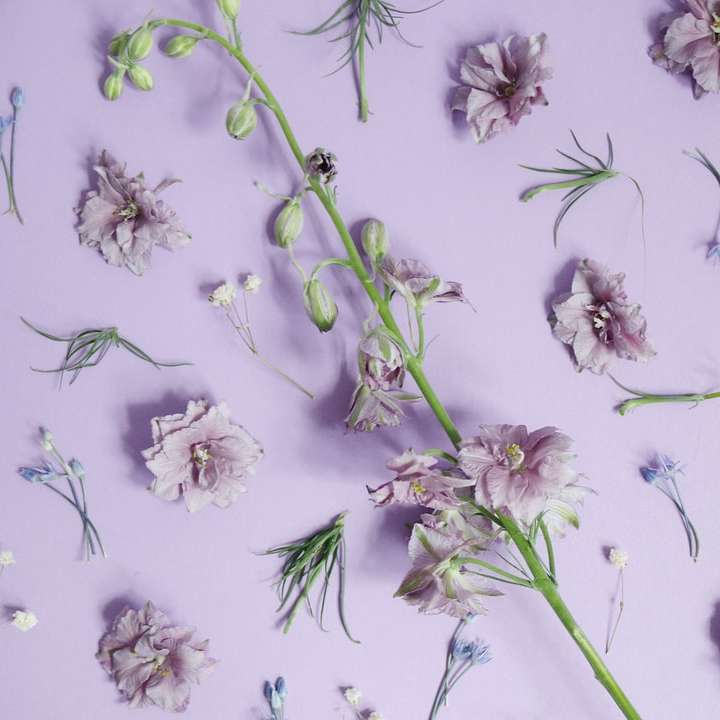 dekor med lila blomblad glidande pussel online