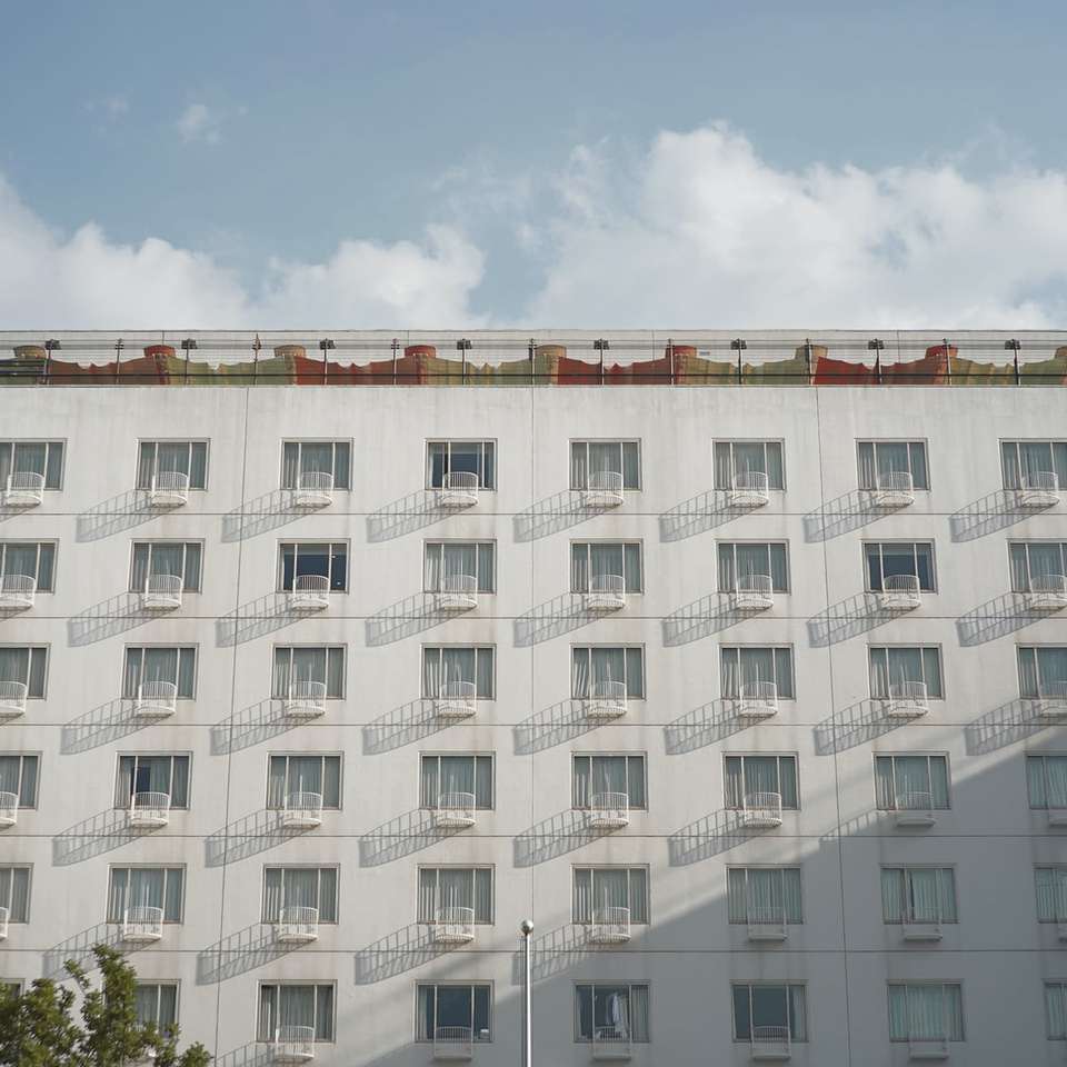 белое бетонное здание под голубым небом в дневное время раздвижная головоломка онлайн