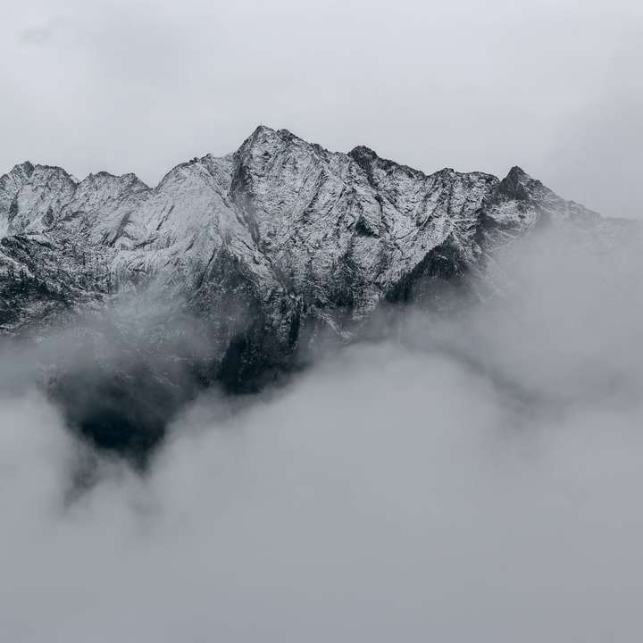 пейзажна фотография на черна планина онлайн пъзел