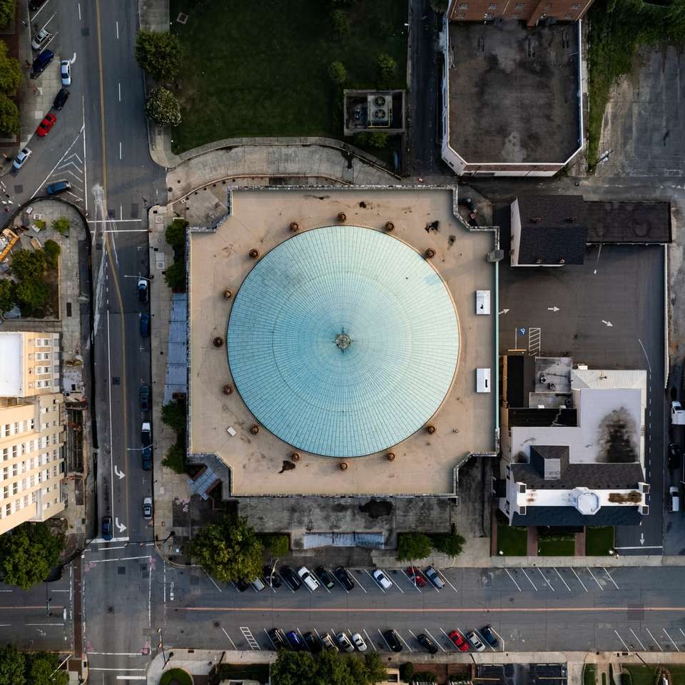 a légi felvétel a város épületei nappal online puzzle