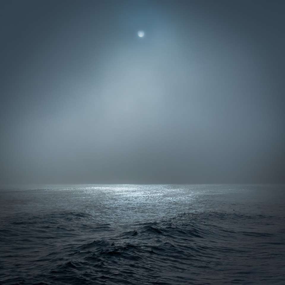 cuerpo de agua iluminado por la luna llena puzzle deslizante online