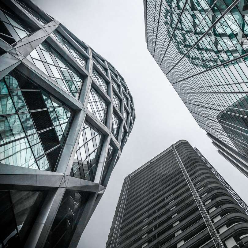 нискоъгълна фотография на високи сгради онлайн пъзел