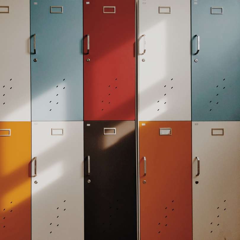 szafki w różnych kolorach puzzle online