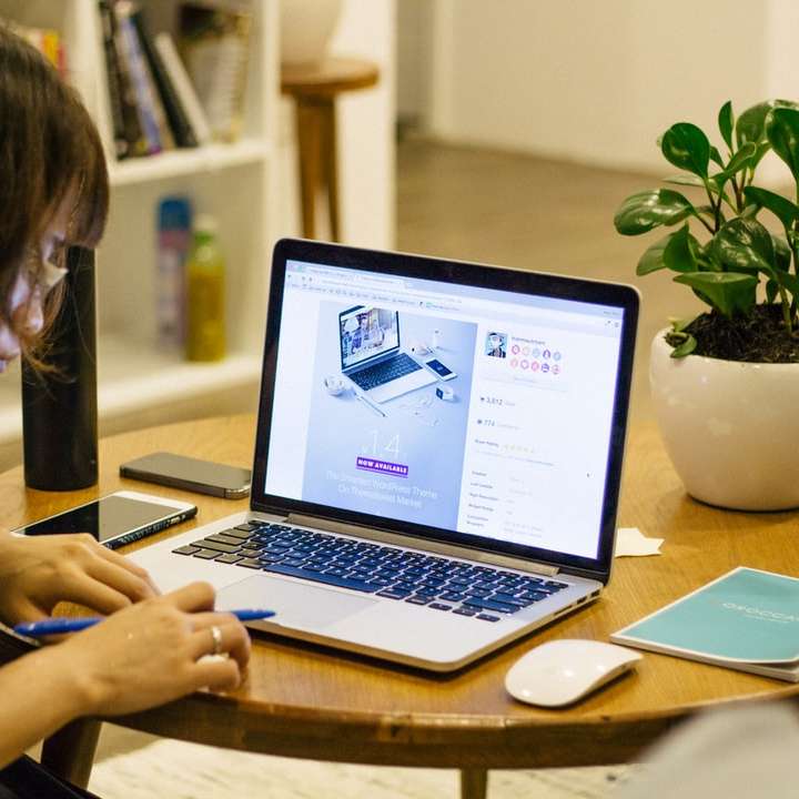 Frau surft auf ihrem Laptop Schiebepuzzle online