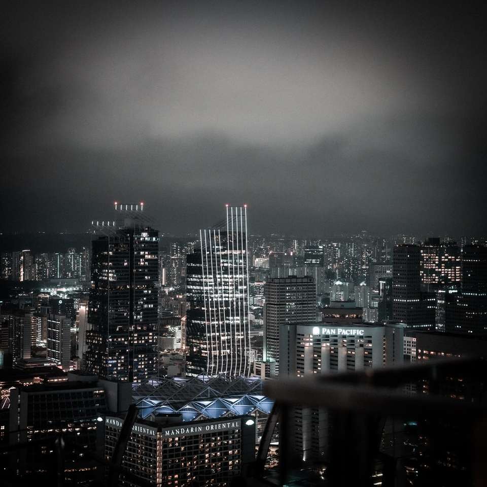 Skyline der Stadt während der Nacht Online-Puzzle