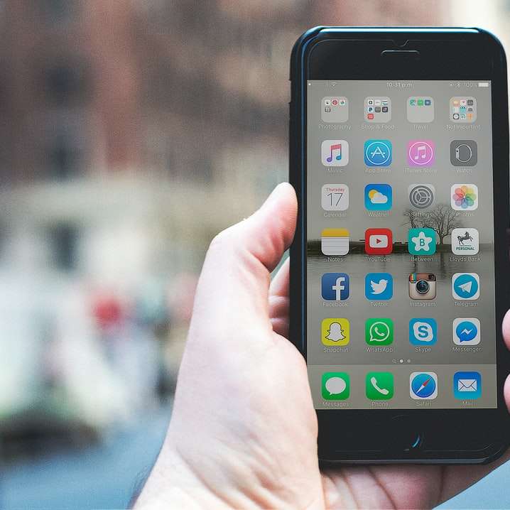 osoba trzymająca iPhone’a 6 w kolorze gwiezdnej szarości i czarną obudowę puzzle online