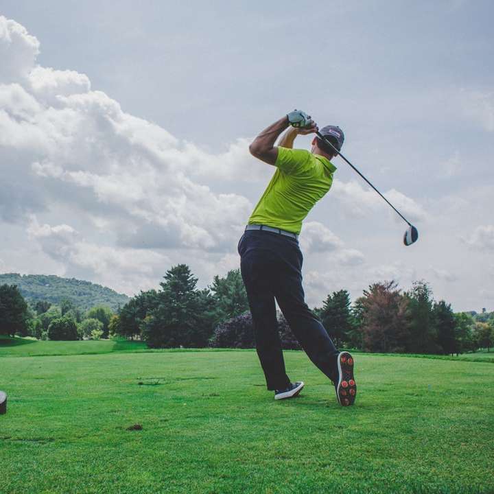 ゴルフドライバーを振る男の写真 スライディングパズル・オンライン
