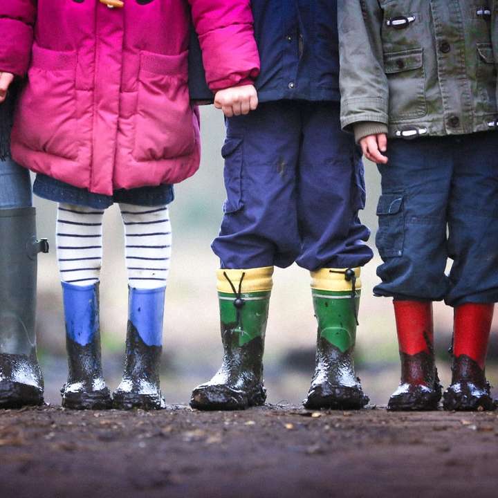 Четверо детей днем ​​стоят на грязи онлайн-пазл