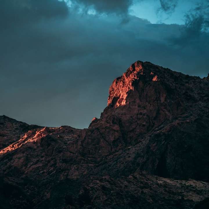 brązowa góra w pochmurny dzień puzzle przesuwne online