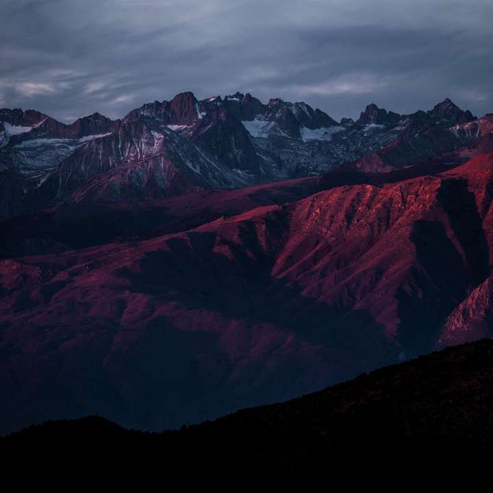 аерофотознімок коричневих гір онлайн пазл