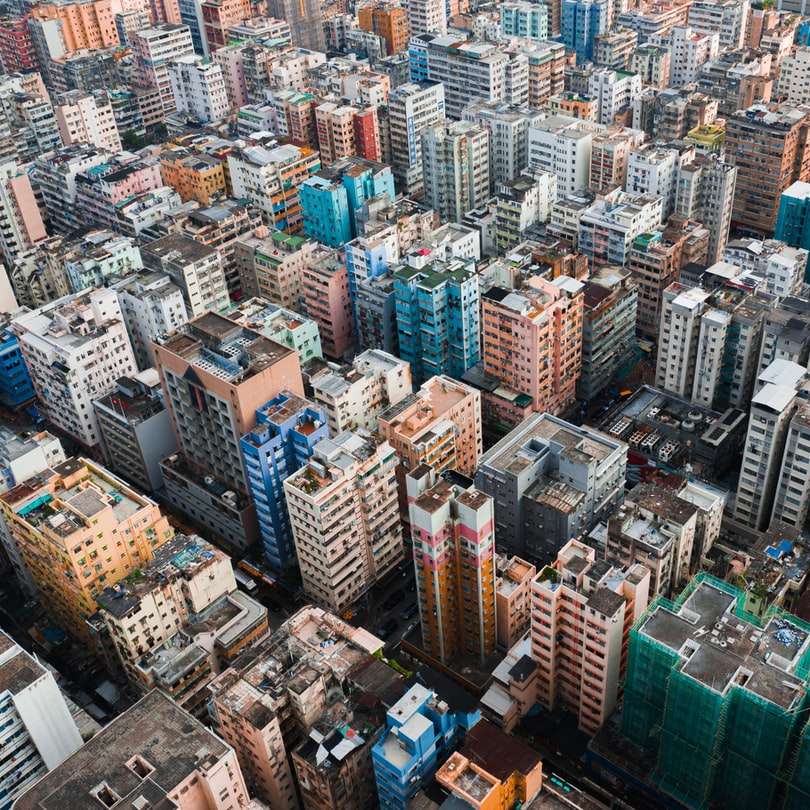 widok z lotu ptaka budynków miejskich w ciągu dnia puzzle przesuwne online